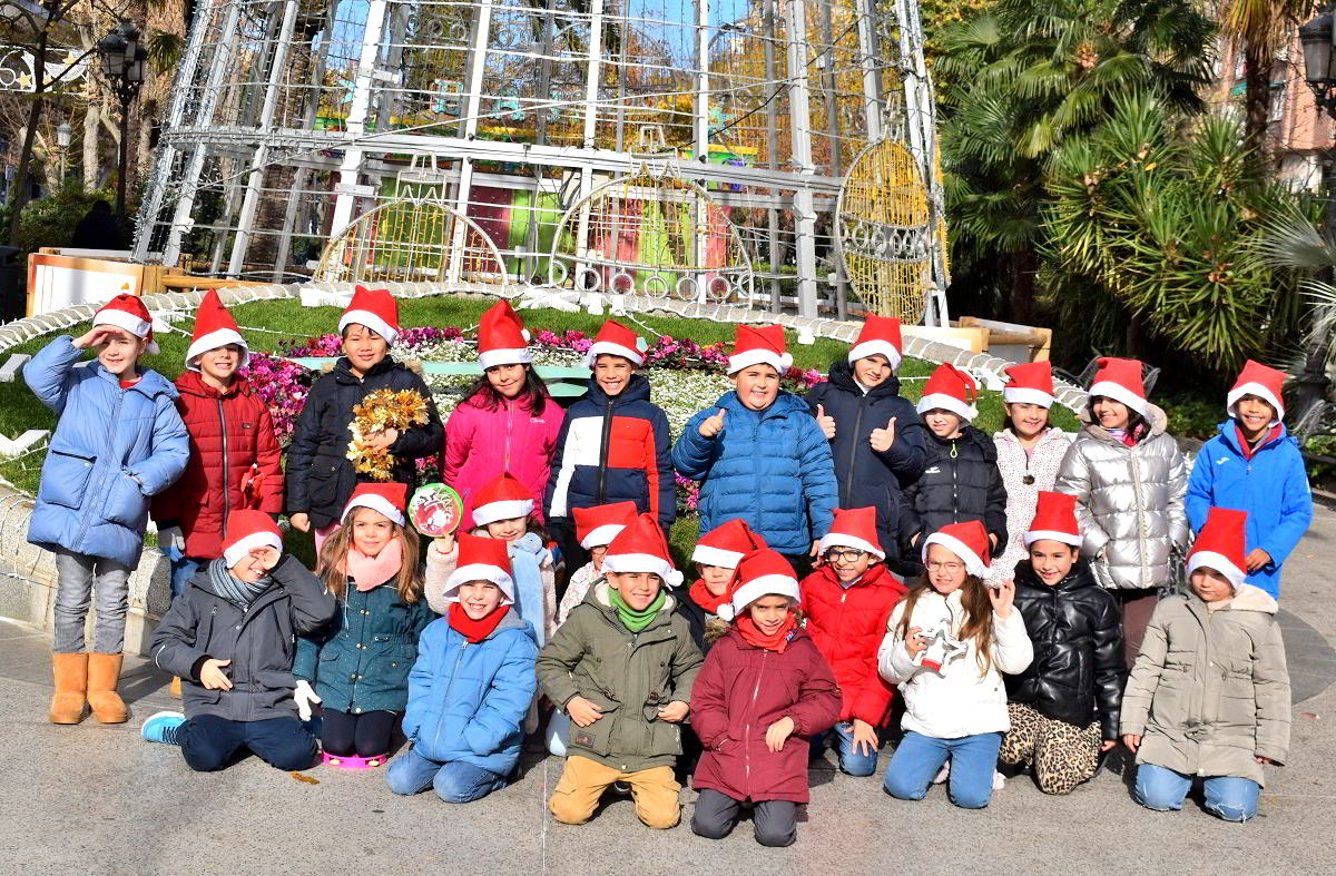 Escolares Encantados por Belenes, Estrellas y Árboles Luminosos en Navidad 1