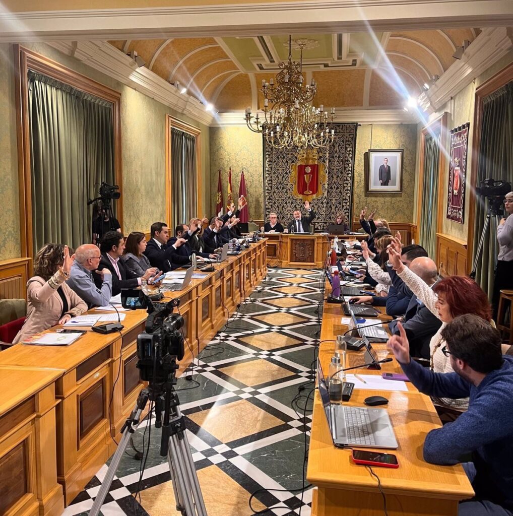 El artista Gustavo Torner ya es Hijo Predilecto de Cuenca tras recibir el apoyo unánime del pleno del Ayuntamiento