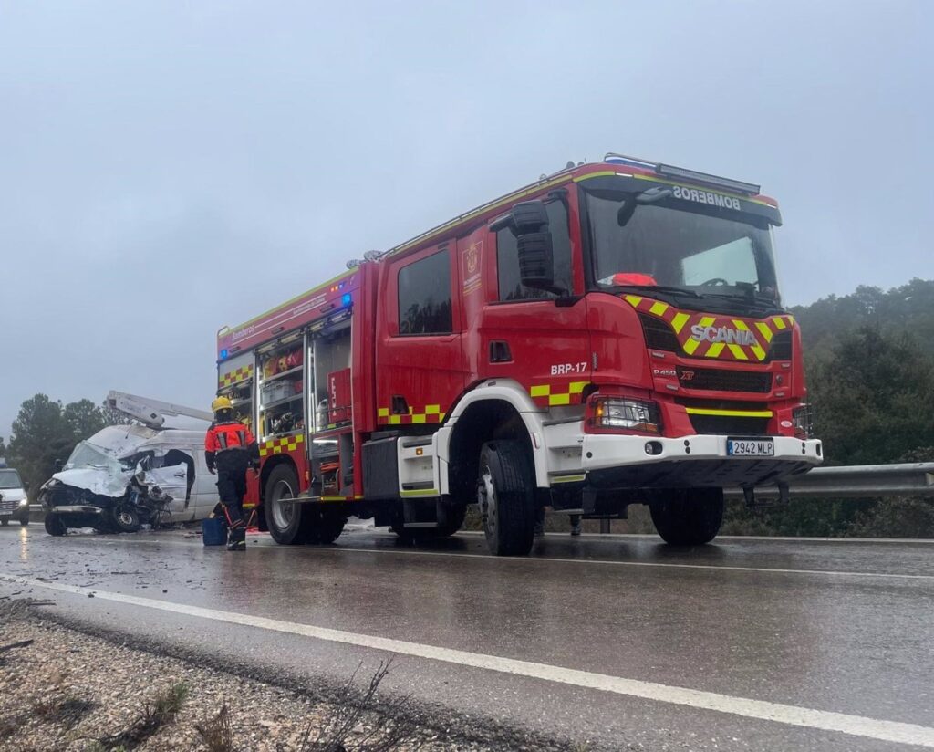 Un herido tras una colisión frontal entre un turismo y un furgón en la CM-2100 en Valdetórtola (Cuenca)