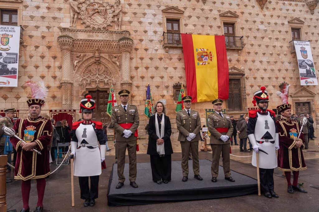 La alcaldesa de Guadalajara impone la Corbata de Bandera de la Ciudad al Parque de Ingenieros en acto solemne