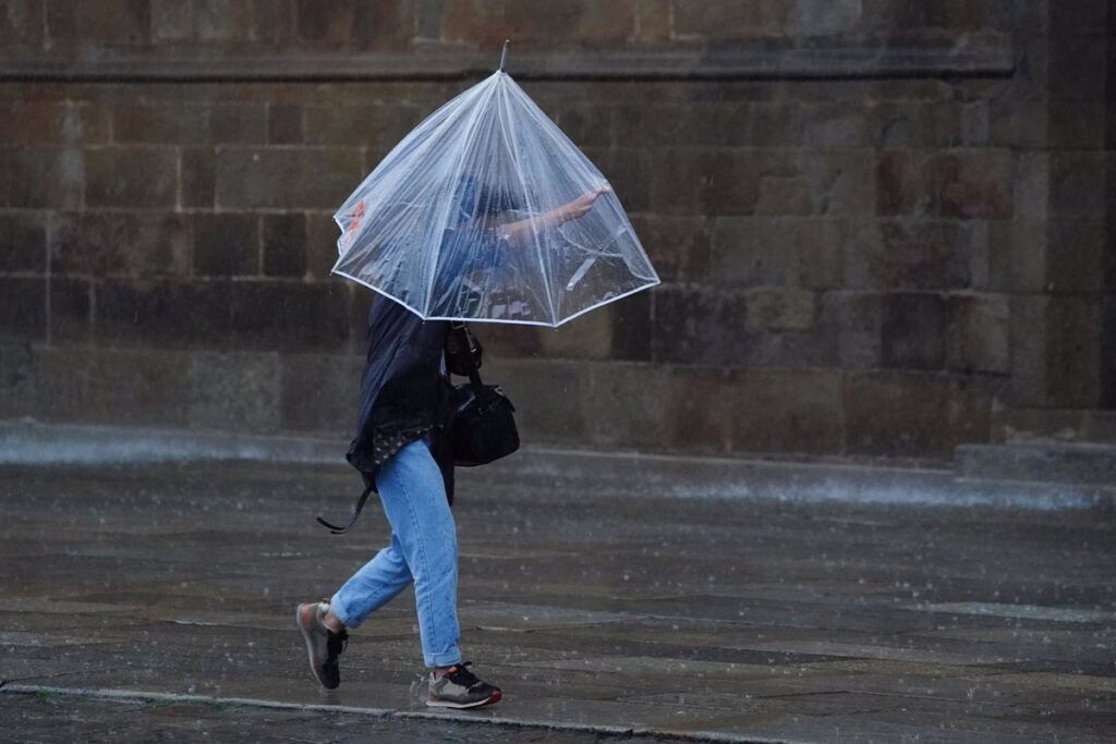 La borrasca 'Ivo' toma el relevo a 'Herminia' y deja desde este miércoles lluvia, temporal marítimo, viento y nieve