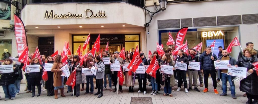 Las trabajadoras de Massimo Dutti protestan contra el cierre de la tienda de Ciudad Real