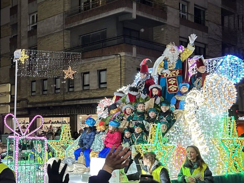 Los Reyes Magos llegan a Cuenca en tirolina y desfilarán en la tradicional Cabalgata desde la Plaza de la U