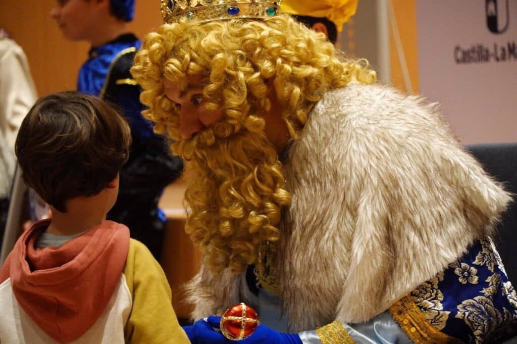 Los Reyes Magos llevan su ilusión a los niños en los hospitales de Toledo y Talavera de la mano del COMT