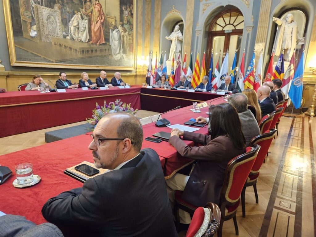 Los presidentes de Parlamentos autonómicos abogan por rebajar la dureza de los debates y promover leyes e ideas