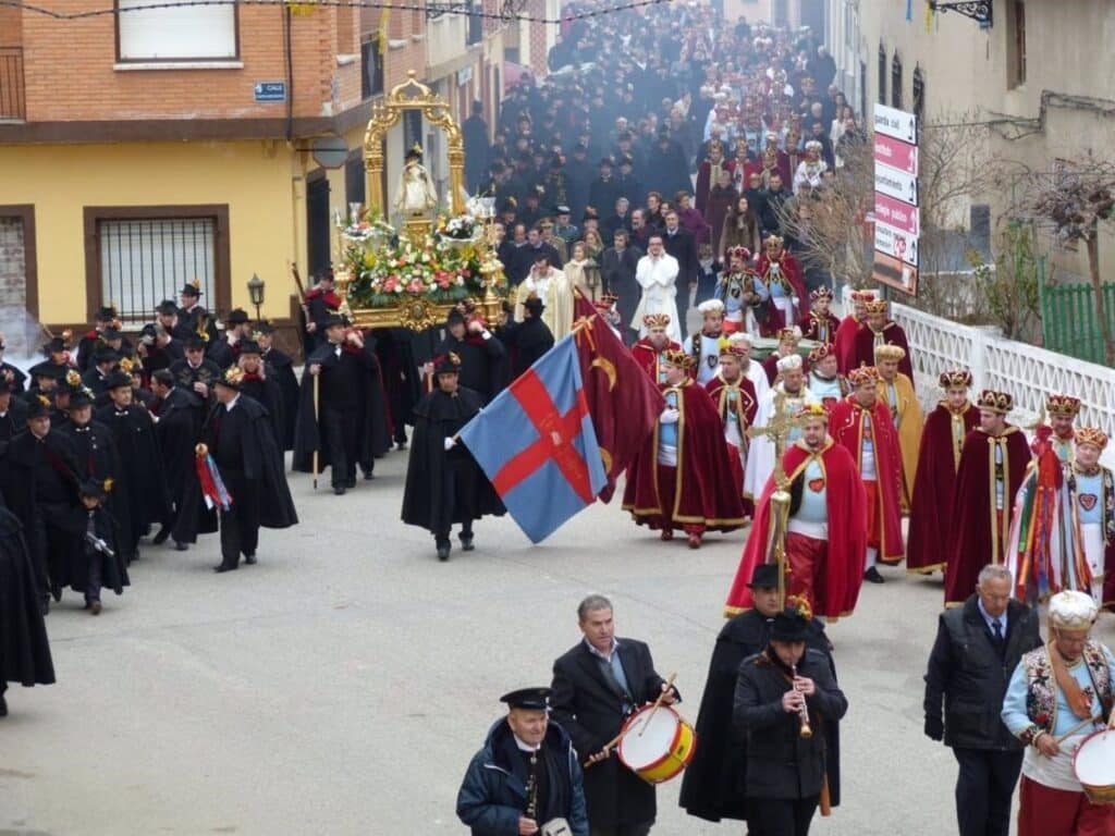 Mujeres de Valera de Abajo inician una campaña para desfilar "igual que los hombres" en su fiesta de Moros y Cristianos