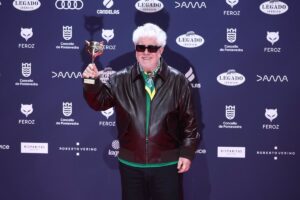 Pedro Almodóvar gana el Premio Feroz a mejor dirección por 'La habitación de al lado'