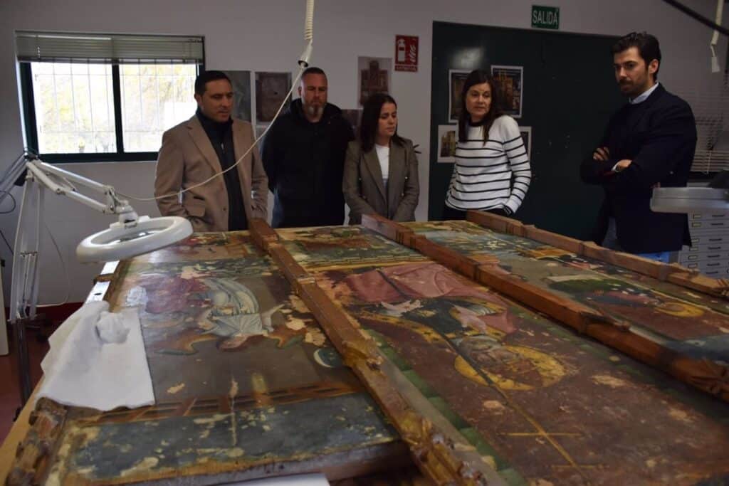 Retablo de Cátedra de San Pedro de Colegiata de Belmonte es intervenido de urgencia para hacer trabajos de restauración