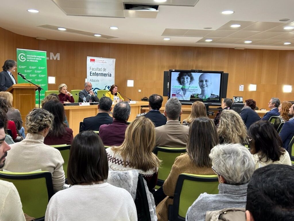 UCLM presenta una nueva cátedra dedicada a la atención integral y el cuidado de los pacientes oncológicos