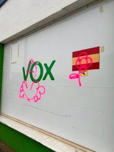 Vox pide investigar las pintadas ofensivas en la fachada de su sede en Alcázar de San Juan