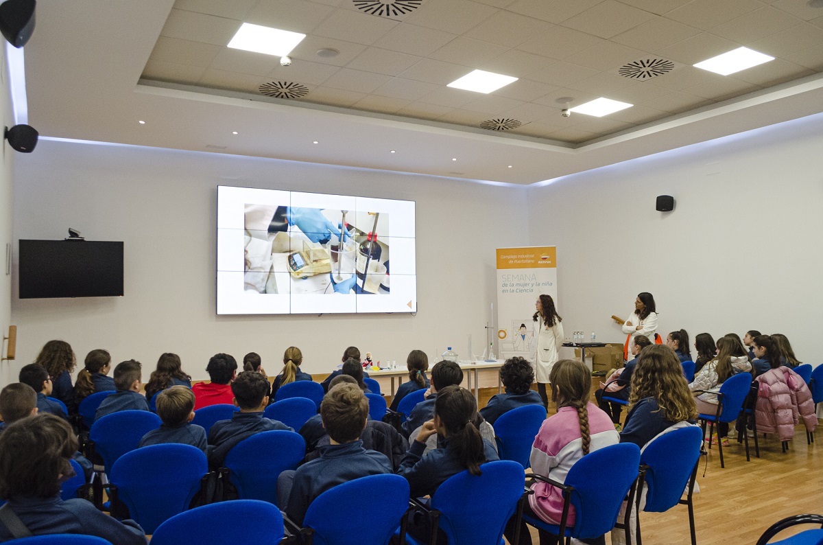 Repsol Impulsa la Pasión por la Ciencia en Más de 500 Escolares Durante el Día de la Niña en la Ciencia 2