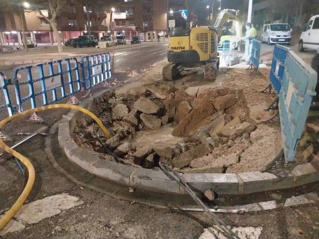 Ayuntamiento y Aguas de Albacete trabajan en reparar averías producidas en el entorno de calle Francisco Javier de Moya