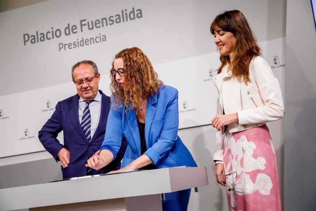 C-LM firma un convenio con Asociación de Mujeres en la Administración Pública para promover la igualdad de oportunidades