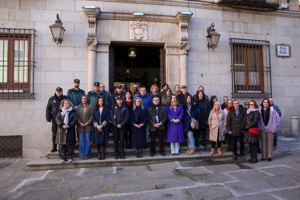 C-LM expresa su rechazo a la violencia machista guardando silencio por la primera víctima de 2025