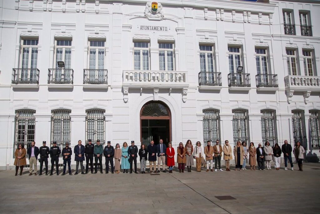 Castilla-La Mancha guarda un minuto de silencio en repulsa al último asesinato machista ocurrido en Benalmádena