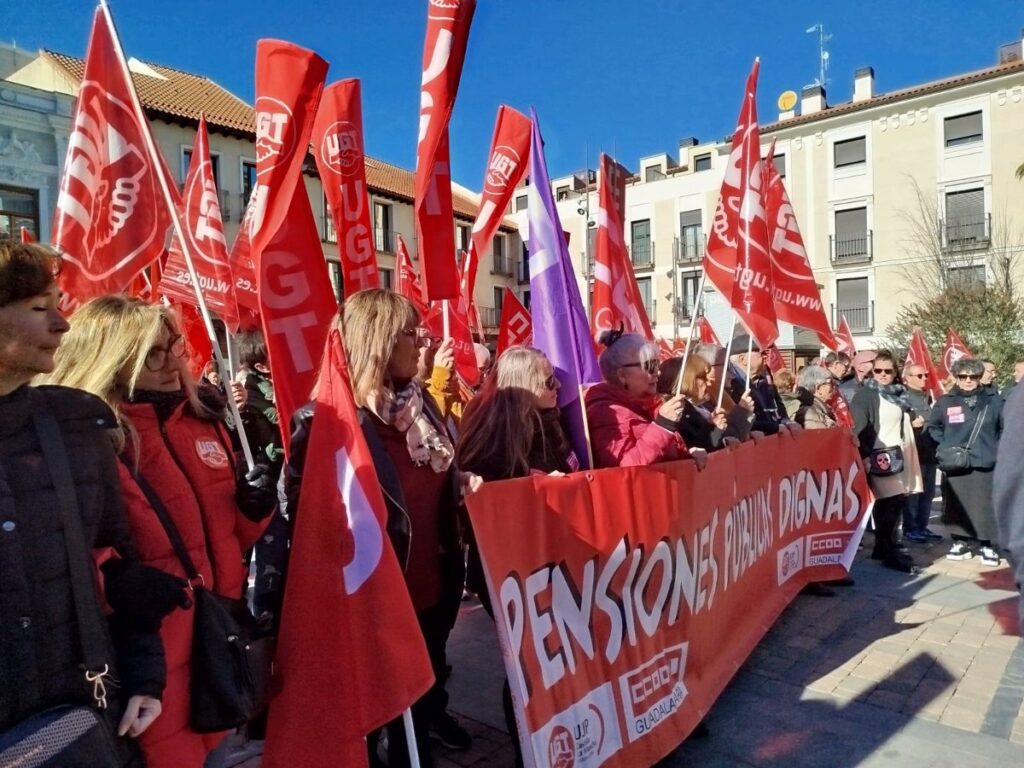 Centenares de personas exigen en C-LM que "no se juegue con los derechos ciudadanos" tras la polémica con el decreto