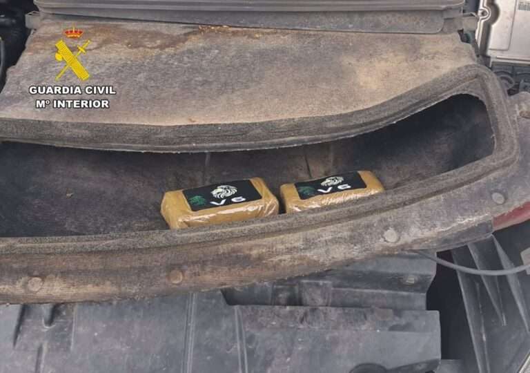 Detenidos dos vecinos de Lorca y Cieza transportando 200 gramos de hachís en el motor de un vehículo en Hellín