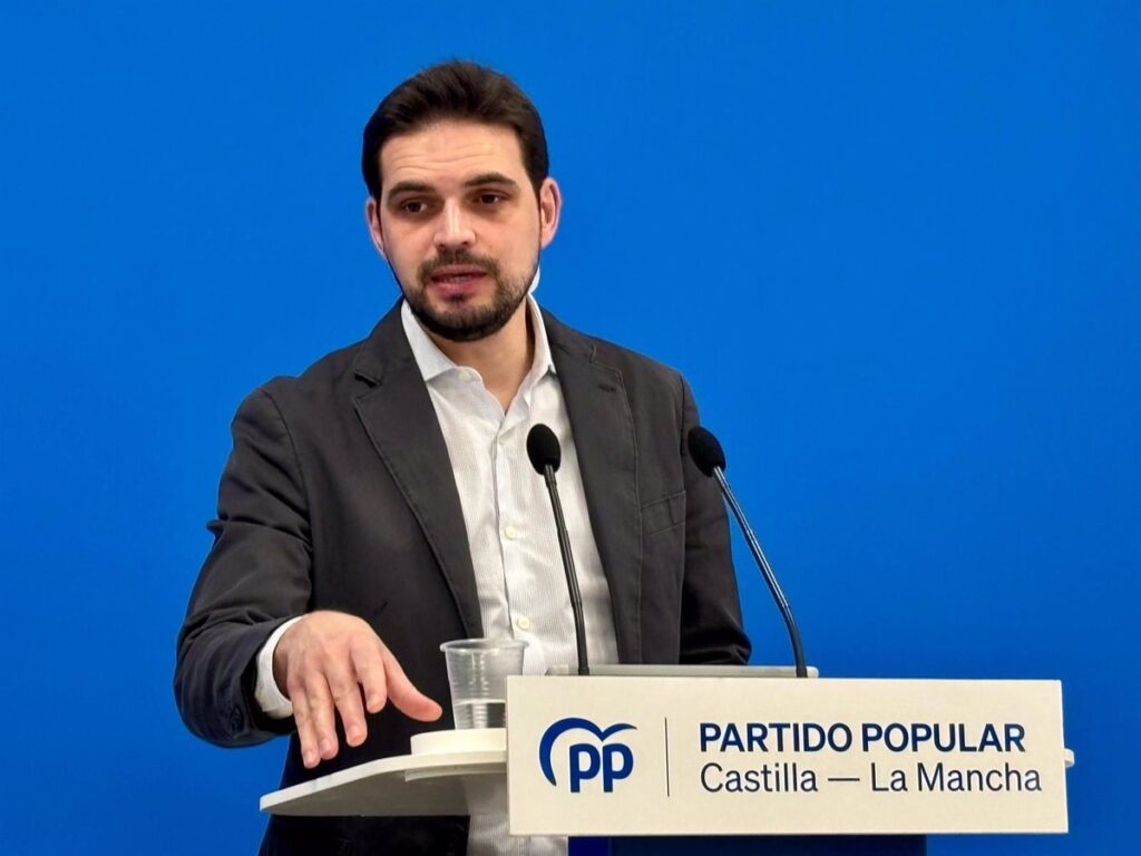 El PP de C-LM critica el "éxodo a Madrid" de Page mientras los servicios públicos "se resienten por su desinterés"