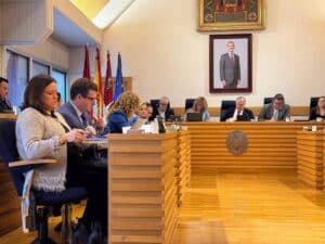 El alcalde manda al extremo de la bancada a los ediles de Vox en el Pleno de Ciudad Real tras la ruptura del pacto