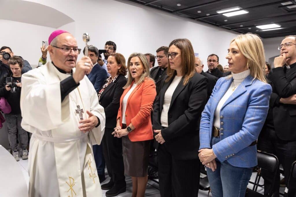 El arzobispo de Toledo bendice las nuevas instalaciones de la delegación de medios de la Radiotelevisión Diocesana