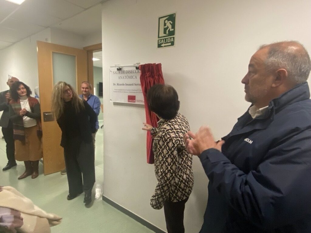 El profesor Ricardo Insausti da nombre a la sala de disección anatómica de la Facultad de Medicina de Albacete