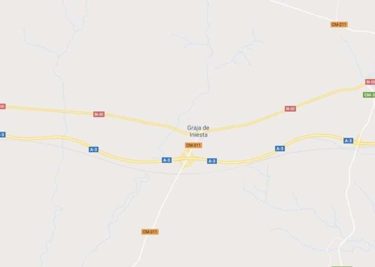 Un fuego consume dos camiones portacoches en Graja de Iniesta provocando explosiones pero sin causar heridos