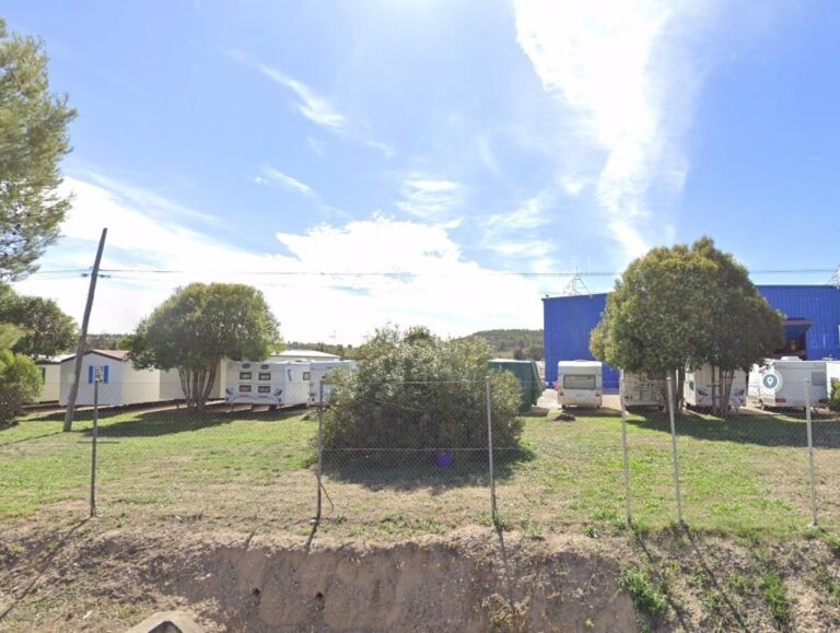 Fallece un hombre de 51 años tras caer del techo de una nave en un parking de caravanas en Ontígola