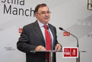 Fernando Mora (PSOE) anuncia por sorpresa en el pleno de las Cortes que deja la política