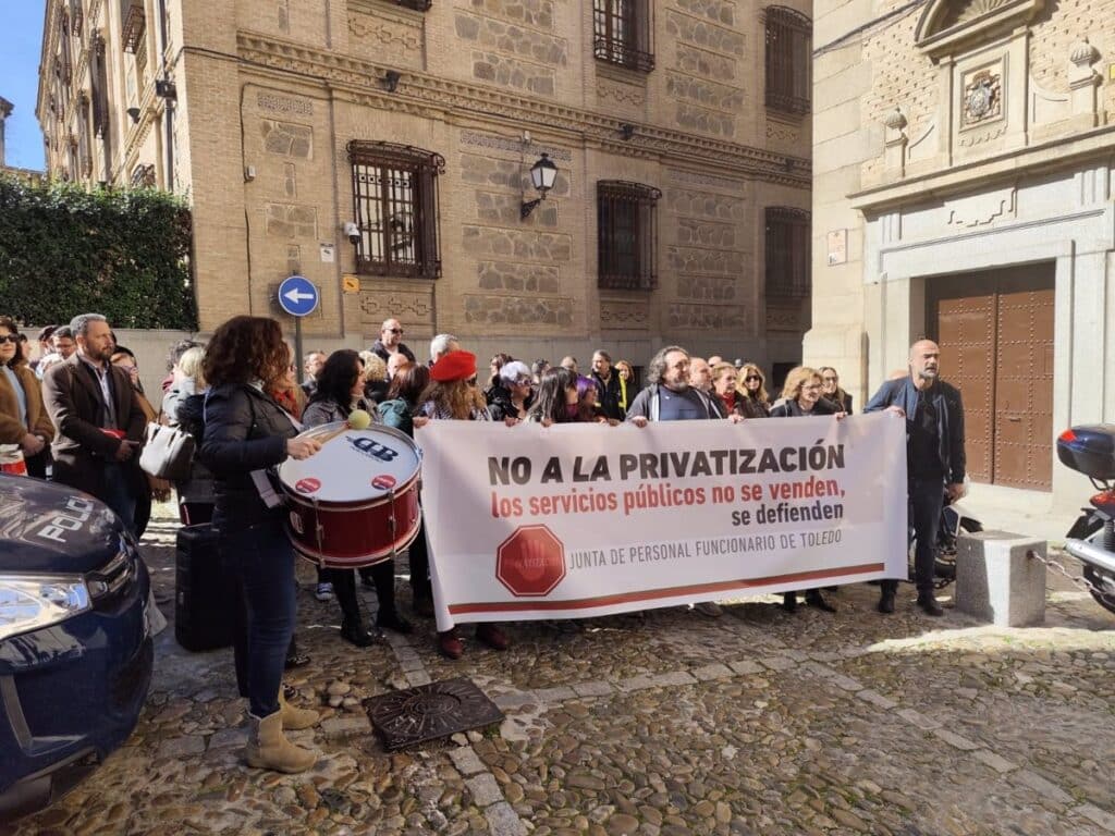 Funcionarios CLM protestan contra Ley de Simplificación: "Una de las privatizaciones más gordas, ni Cospedal se atrevió"