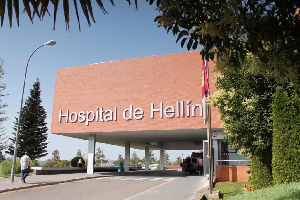 Un incendio en un cuadro de contadores deja cuatro personas afectadas por inhalación de humo en Hellín