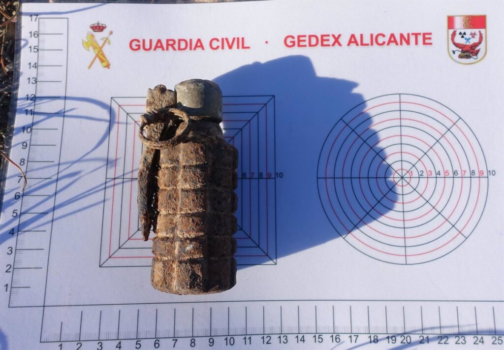 La Guardia Civil desactiva una granada de mano localizada en Pozo Cañada