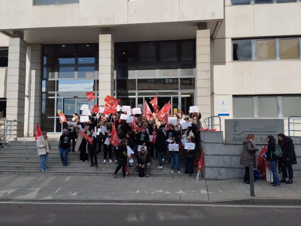 VÍDEO: La plantilla del 112 se concentra en Toledo para reclamar el cese de la externalización del servicio en C-LM