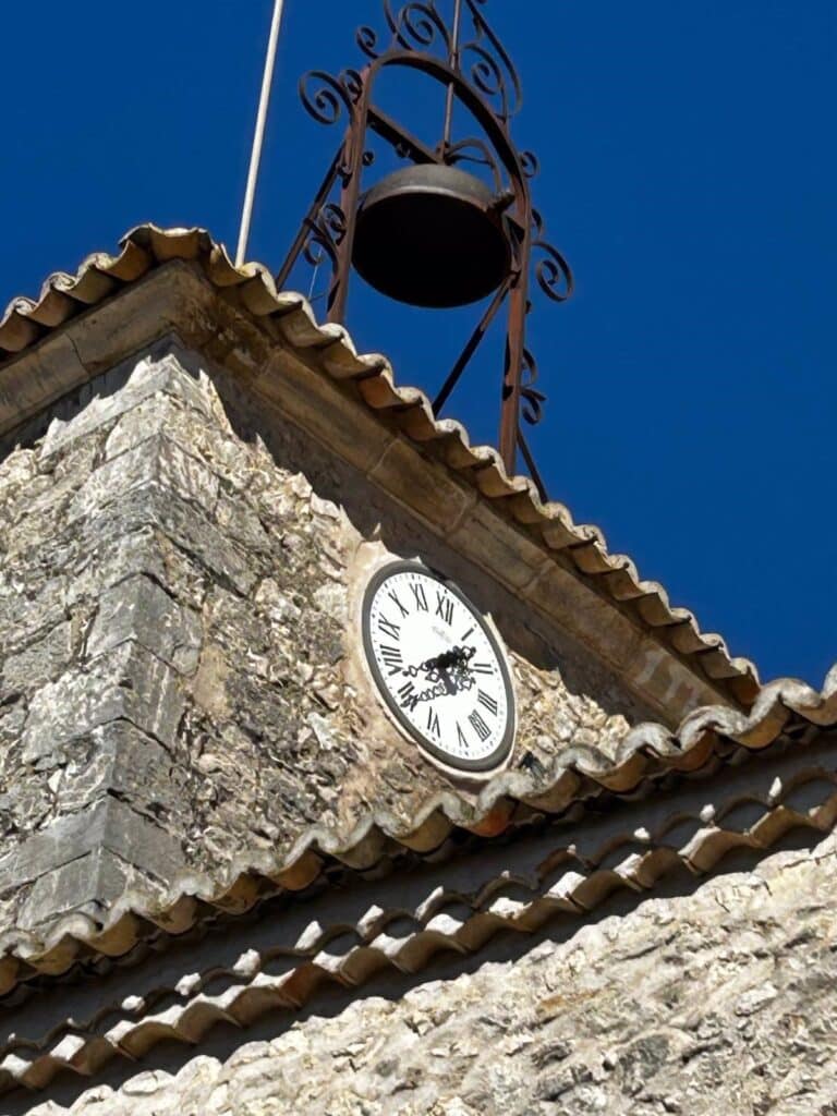 Las campanadas de reloj de iglesia de Casasana no se oirán por la noche tras demanda de dos vecinos que no podían dormir