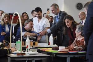 Los Reyes Felipe y Letizia sacan su lado más paternal con un bebé en su visita al Hospital de Parapléjicos de Toledo