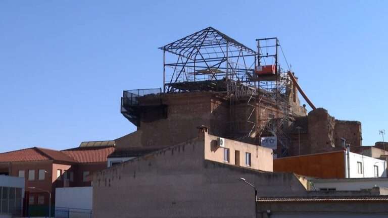 Más de 2.500 tejas de San Juan Bautista de La Solana esperan a ser apadrinadas a 20 euros para sufragar sus obras
