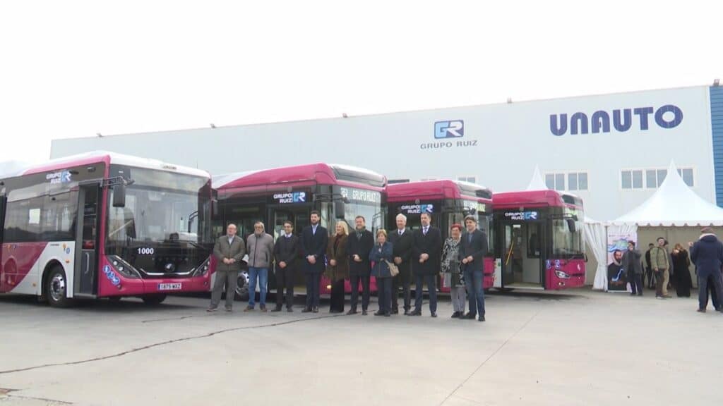 VÍDEO: Toledo estrena 5 autobuses eléctricos y accesibles que servirán a la nueva línea 32 y admiten pago con tarjeta