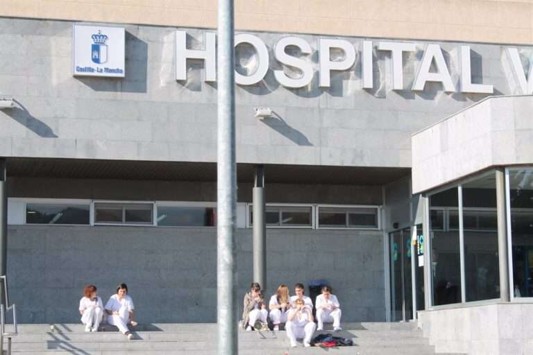 Trasladan al hospital a un trabajador de 63 años tras caer de un andamio en una obra en Cuenca