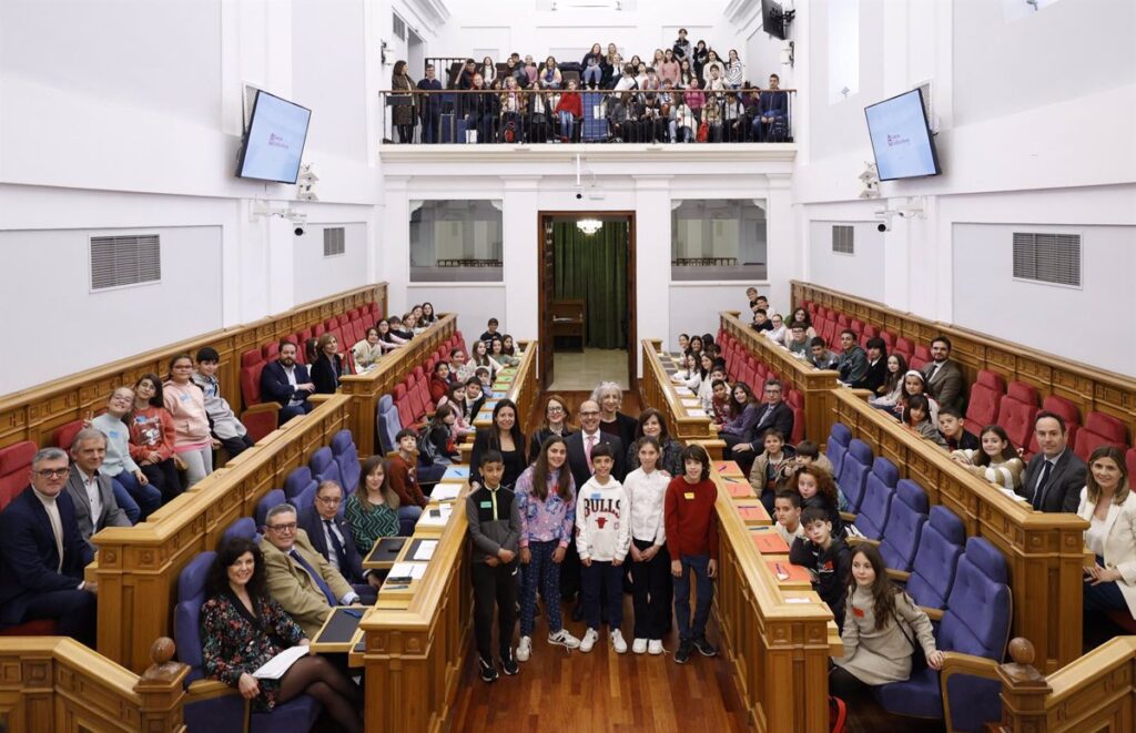 VÍDEO: Niños diputados por un día en C-LM se comprometen a no usar redes sociales para hacer sentir mal a otras personas