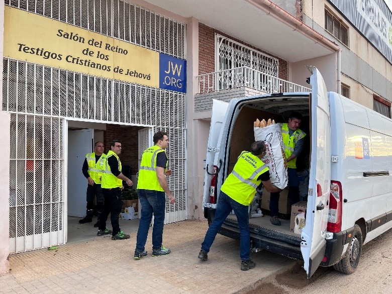 Jóvenes responsables dan la cara ante la DANA 1