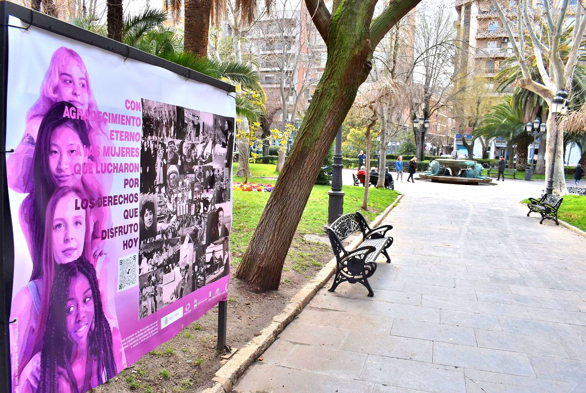 Volando Alto: La Exposición Urbana de Arte con Alas por la Reivindicación en el Día Internacional de las Mujeres 2