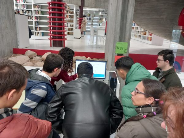 Guiados por el personal, los alumnos encuentran sus lecturas seleccionadas.