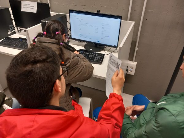 Un momento de alegría compartido por estudiantes y organizadores.