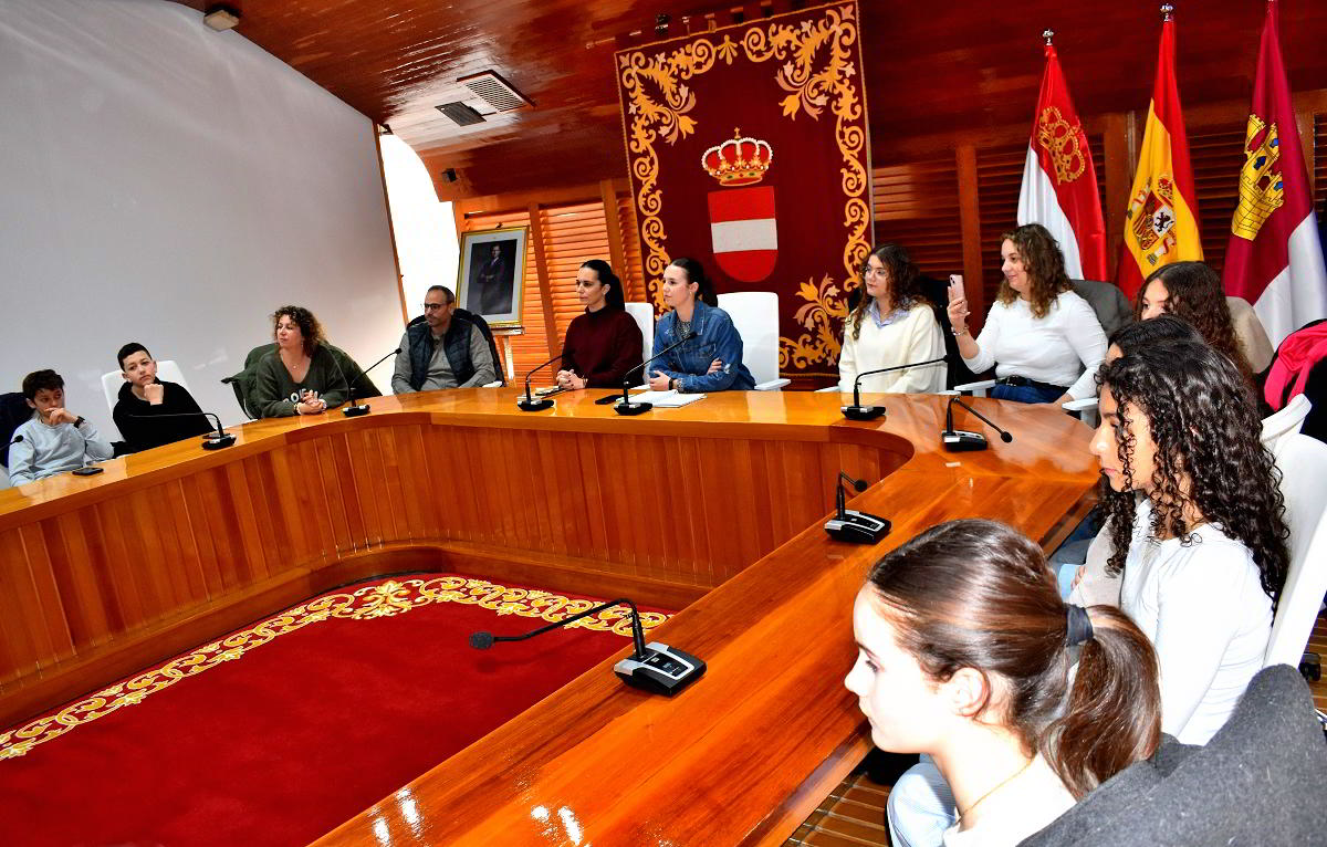 Intercambio CulturaI: Alumnos Franceses Exploran el Ayuntamiento Junto al Colegio Salesiano 2