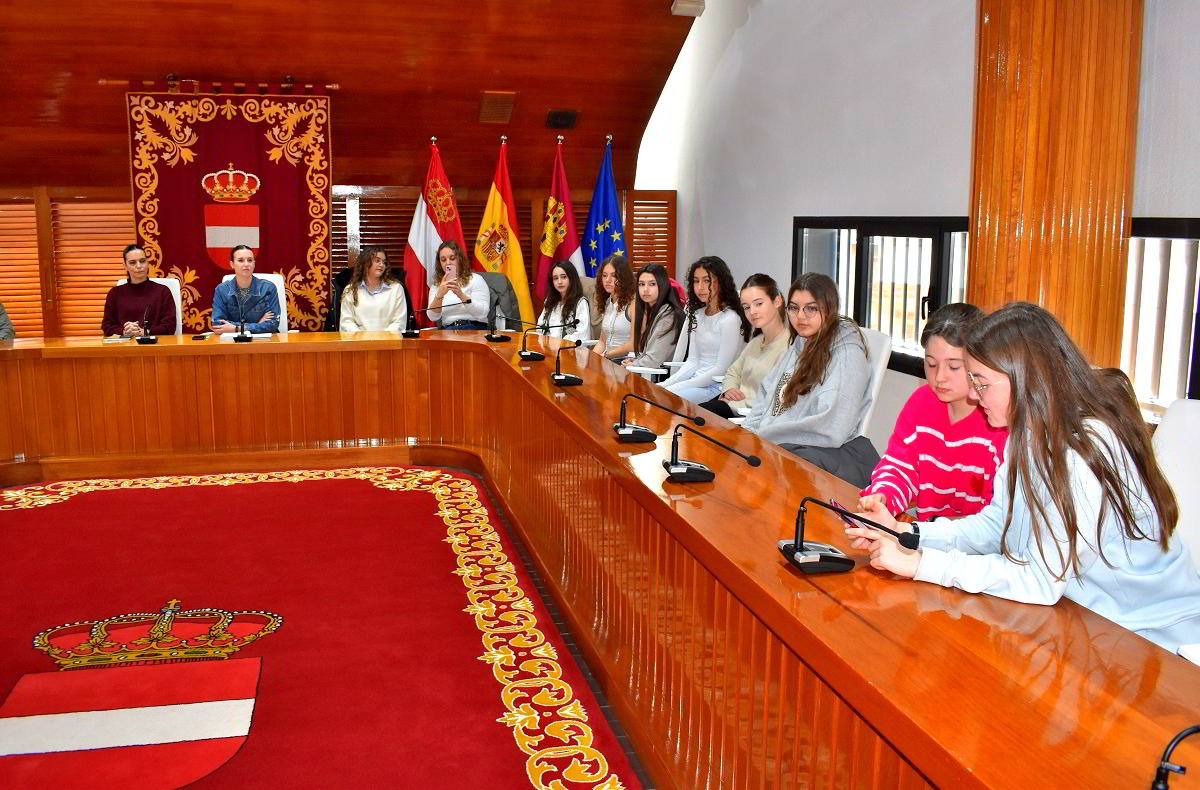 Intercambio CulturaI: Alumnos Franceses Exploran el Ayuntamiento Junto al Colegio Salesiano 3