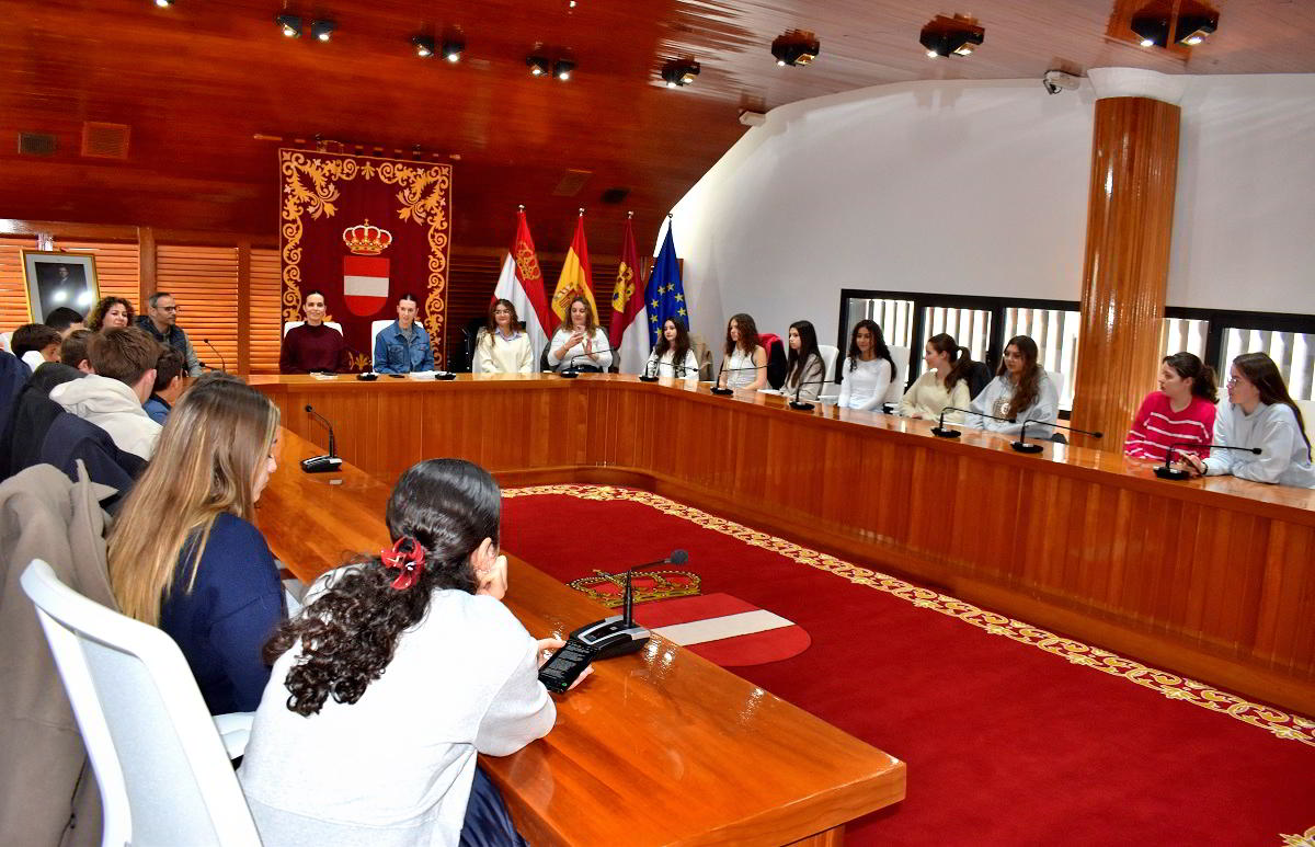 Intercambio CulturaI: Alumnos Franceses Exploran el Ayuntamiento Junto al Colegio Salesiano 4