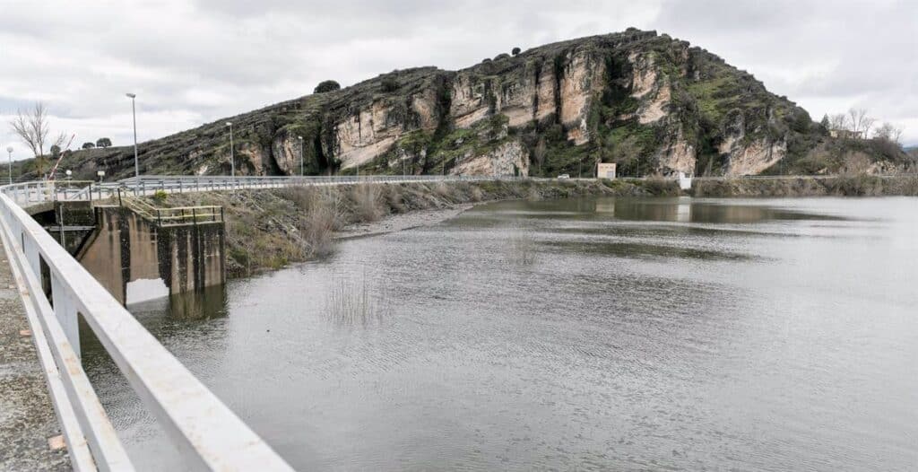 VÍDEO: El embalse de Alcorlo empieza a aliviar agua tras superar el 80% ante tranquilidad de los vecinos de San Andrés