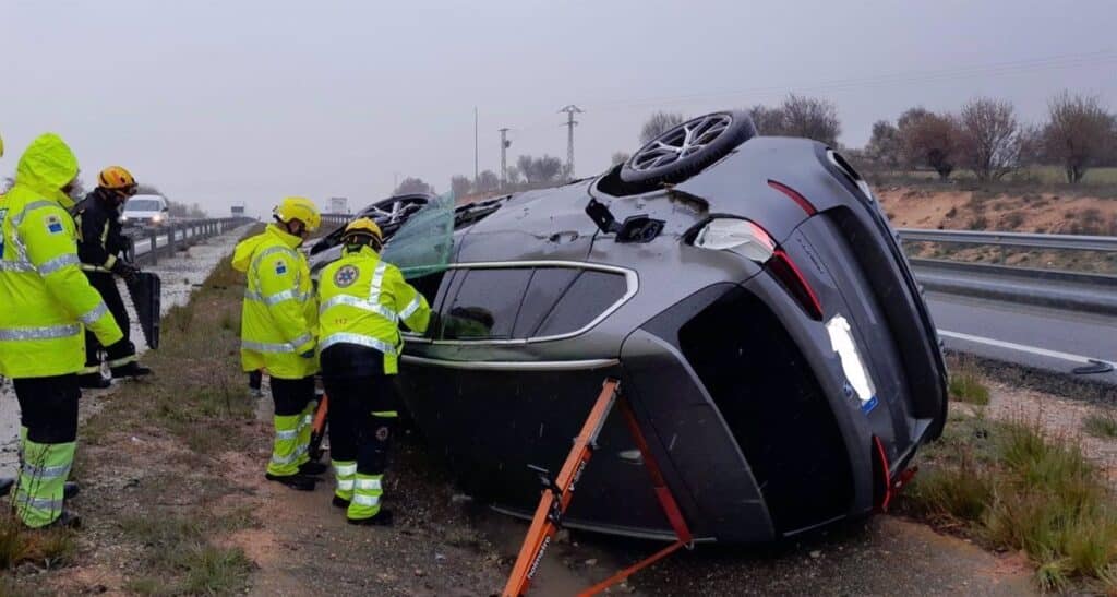 Bomberos de Tarancón liberan a un conductor tras volcar su vehículo en la A-3 a su paso por Villarrubio