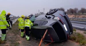 Bomberos de Tarancón liberan a un conductor tras volcar su vehículo en la A-3 a su paso por Villarrubio