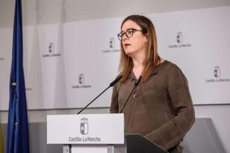 C-LM afea que el Gobierno "facilite" a Junts decidir si "expulsa" o no inmigrantes: "Flaco favor le hacen a Illa"