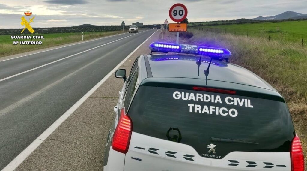 Cortada la CM-412 en Montealegre del Castillo tras el vuelco de un camión articulado